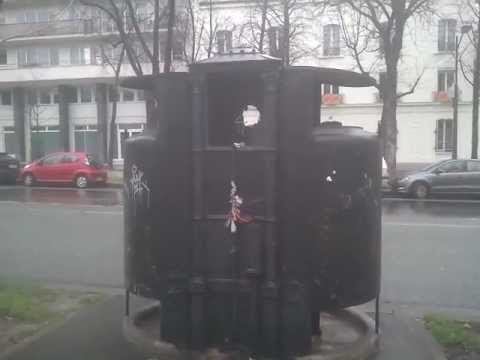 PARIS LAST VESPASIENNE (URINOL) PISSOTIERE - Peeing in Paris! Last can standing!