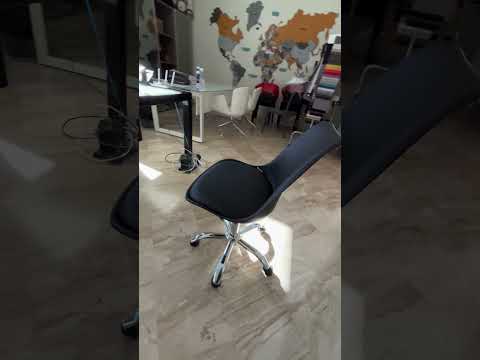 Poltrona da ufficio LC719 in plastica colore nero con base cromata