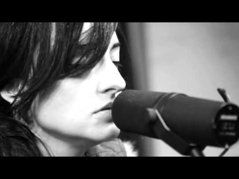 Kat Jones - Muevete - Live from the Yellow Room