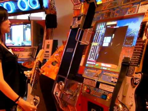 Tiemi tocando Water Frame na guitarra