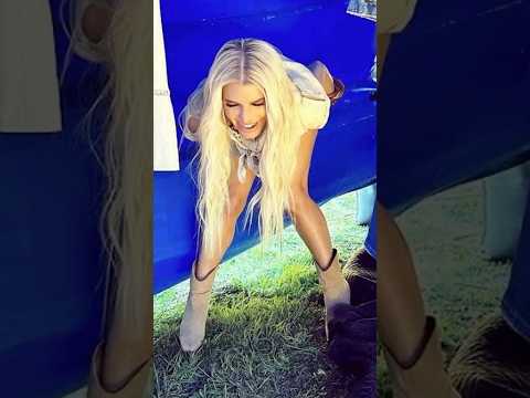 Jessica Simpson PEED HER PANTS On Stage