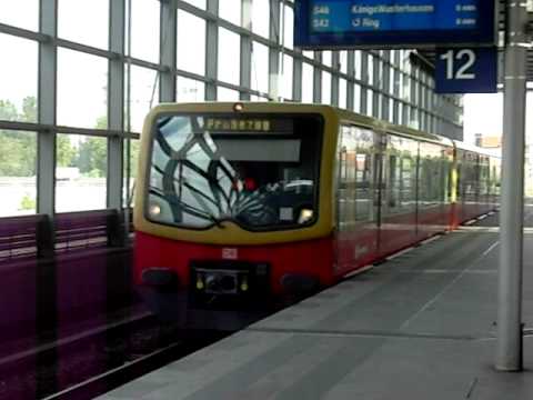 Durchfahrt einer S-Bahn durch den Bahnhof Südkreuz