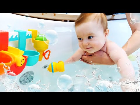 Капуки Дети | Бьянка купается в ванне с новыми игрушками и встречает Подружку