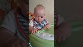 Уникальный смех ))) смешно до слез...