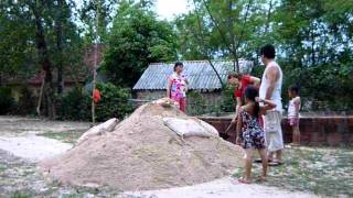 preview picture of video 'PHU MY - BINH DỊNH- VIETNAM - đắp thêm đất vào mộ  15-7-2011'