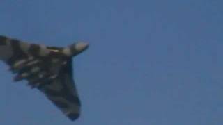 preview picture of video 'vulcan bomber over douglas bay'