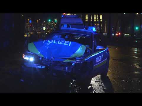 Polizeiwagen auf Alarmfahrt kollidiert mit Taxi - 3 Verletzte in Köln-Neustadt-Nord am 20.02.20