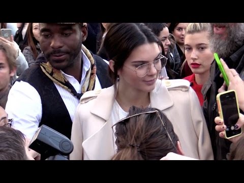 download lagu mp3 mp4 Rihanna Cdg Dress, download lagu Rihanna Cdg Dress gratis, unduh video klip Rihanna Cdg Dress