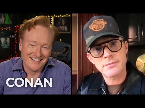 保羅-貝坦尼看起來像羅恩-霍華德的兄弟在棒球帽 - CONAN在TBS上。 (Paul Bettany Looks Like Ron Howard’s Brother In A Baseball Cap - CONAN on TBS)