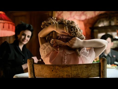 She Was Just Hungry… Until Her Back Head Opened a Mouth Full of Teeth to Eat the Chicken Leg