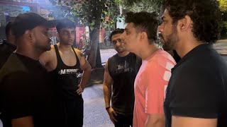 Mazak mazak main hui serious ladai, Sadak pe hua tamasha, non-stop b*kchodi