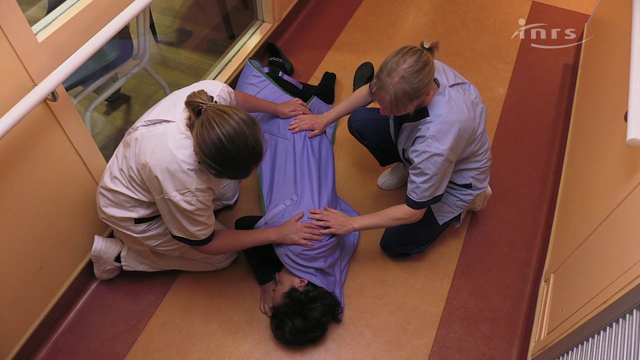 Relève du sol après une chute - Série Prévention des TMS centrée sur le soin