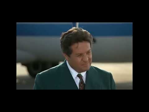 LE COMICHE 2 PAOLO VILLAGGIO E RENATO POZZETTO FANNO I PILOTI D'AEREO