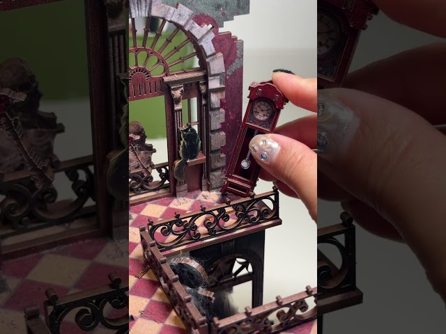 Vídeo relacionado con DIY Book Nook Kit-Noche Mágica en un Castillo Antiguo - Decoración de sujetalibros para Halloween, Kit de rincón de Lectura en Miniatura para casa de muñecas con luz LED, Kit de rincón para Adultos