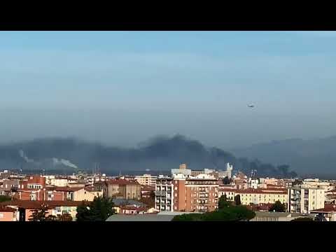 L'intenso fumo nero avvistato questa mattina da Livorno