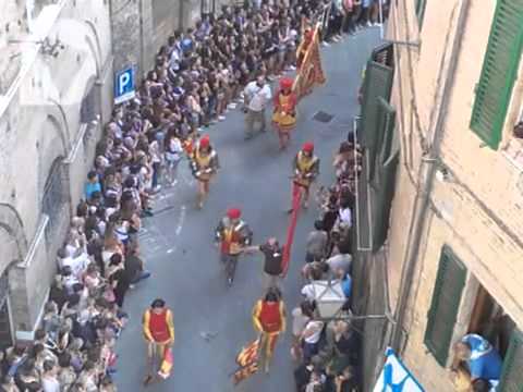 PALIO DI SIENA AGOSTO 2015, IL CORTEO NEL CASATO - video