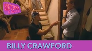 Billy Crawford en surprise en haut des escaliers - Stars à domicile