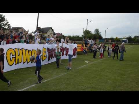 Radość piłkarzy i kibiców Eklera Baranówka po awansie do B klasy