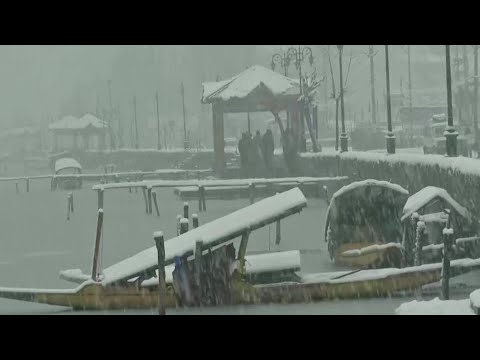 インドのカシミール地方で大雪 (Heavy snowfall in Indian Kashmir)