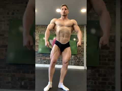 Pro bodybuilder Andrew Chappell: Posing practice