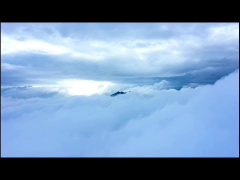 Um mar de nuvens espalhado pela Grande Muralha de Jinshanling, cidade de Chengde, província de Hebei