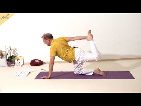 Diagonale Katze mit Hand am Fuß - Marjaryasana - Yoga Asana Lexikon