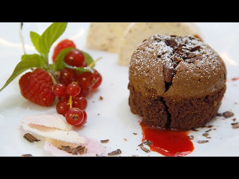 Schokoladentörtchen mit flüssigem Kern an Tonkabohnen Parfait