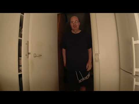 MongoTV_9911 - SMIDER 2 PAKKER GAMLE JULEMEDISTER UD FRA FRYSER LIGGET SIDEN DECEMBER 2021