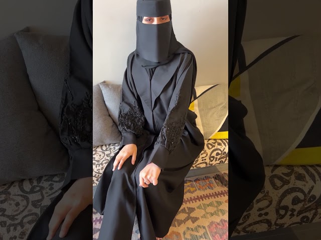 عباية سوداء بياقة وبأكمام مطرزة بشك