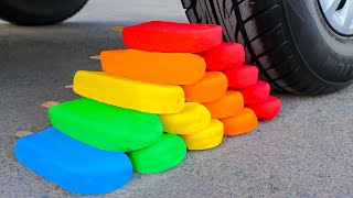 Experimento: Rueda de Coche VS Helados de Arcoíris | Aplastando Cosas Crujientes con el Coche