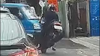【車禍影片】回收小貨車 VS 追風少年（2024.12.04 新北市中和區立德街