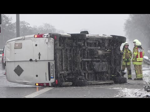 Paketdienstlieferwagen umgekippt - Fahrer verletzt Höhe Wesseling-Urfeld am 08.03.23