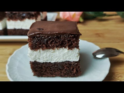 "Currant Cake" with cream filling. A popular cocoa cake with blackcurrant jam.