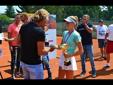 Slavnostní zakončení Mistrovství České republiky 2022 v tenise v kategorii starších žákyň