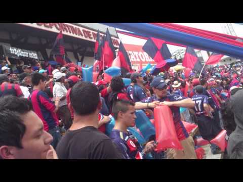 "MAFIA AZUL GRANA entrando" Barra: Mafia Azul Grana &bull; Club: Deportivo Quito