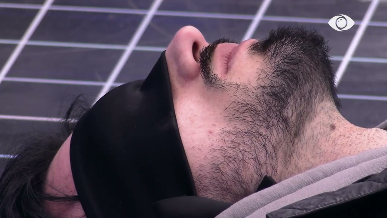 “Stop”/ Miri ndërhyn, teksa Kristi qëndron shtrirë në tokë, duke refuzuar të përfundojë sfidën