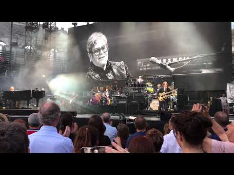 Elton John and Ray Cooper at Nimes arena 2019.