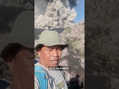 Así fue la sorpresiva erupción del volcán Dukono en Indonesia