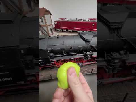 gepflegte Modelleisenbahn mit Cyber Clean - Modellbahn Bertram