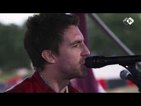 Miles Kane - Too Little Too Late | Live Sessie @ Lowlands 2018