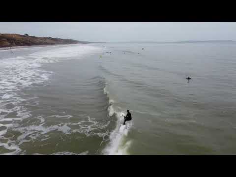 Droneopptak av små morsomme bølger ved Highcliffe