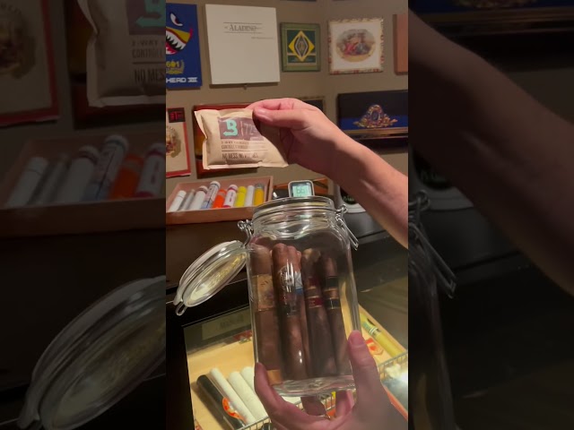 Vídeo relacionado con Slege Humidor de Puros Hecho a Mano, Humidors Cedro,Higrómetro,Humidificador de Puros,Clásico Desk Humidor Puros,Tapa Vidrio,Español Manual (30-50 Puros)