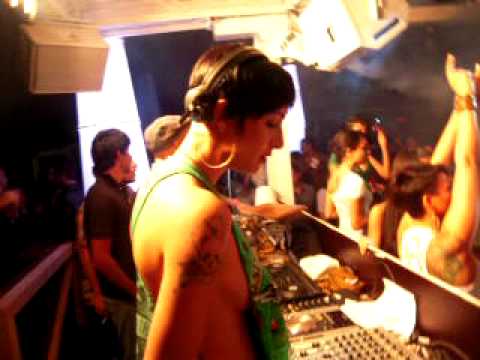 spiaggia69 domenica 29.5.11Deejay EMA STOKHOLMA & VJ DI ANDREA DELOGU 189.avi