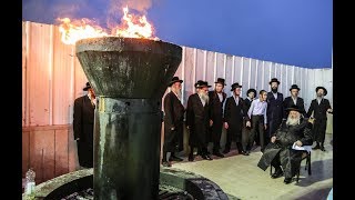 האדמו''ר משומרי אמונים בהדלקה במירון, אייר תשע''ח