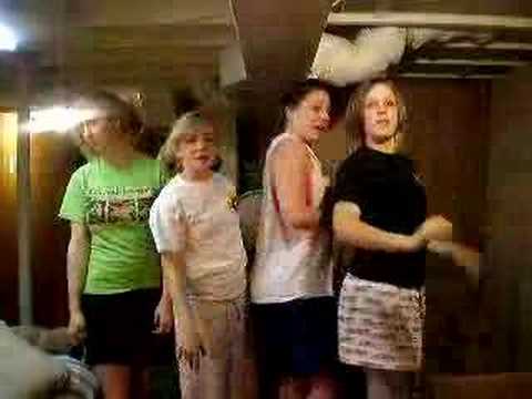 4 chicas en un cuarto de hotel
