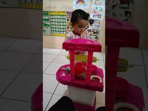 kakak Elona jualan ice cream