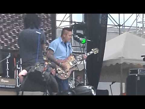 TXK - RIFLES VS. ZOMBIES Quitofest 2011