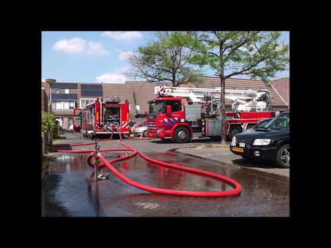 Brandweer blust brand in tuin Ministerlaan