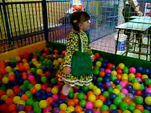 Yasmin na festa junina da Suyá 2009