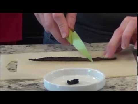 Wie man eine Vanilleschote ganz einfach teilt und auskratzt